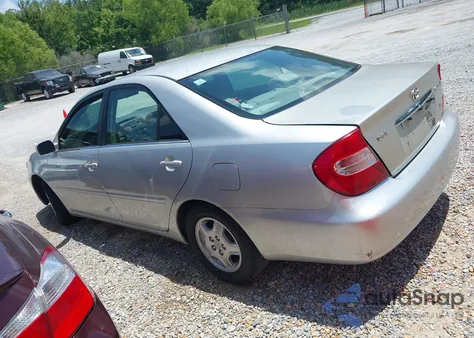 2002 Toyota Camry Le V6 z USA, uszkodzony, nr VIN 4T1BF32K42U531992